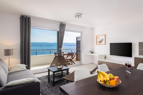 Natural landscape, TV and multimedia, Living room, Food and drinks, Seating area, Dining area, Evening entertainment, Food, Sea view