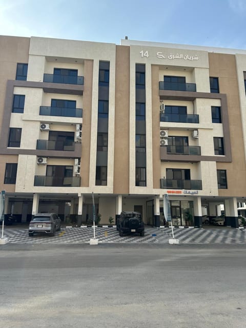 Property building, Facade/entrance, Street view, Location, Parking