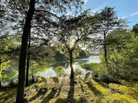 Cozy waterfront cabin with fire pit Cabin in Mount Juliet