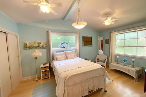 Cozy waterfront cabin with fire pit Cabin in Mount Juliet