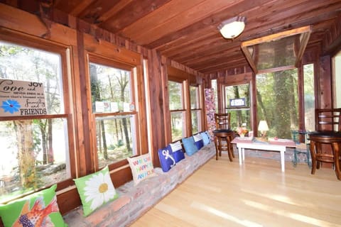 Cozy waterfront cabin with fire pit Cabin in Mount Juliet