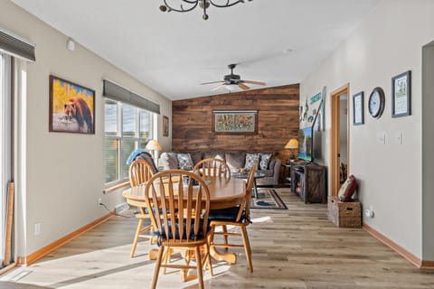 TV and multimedia, Decorative detail, Seating area, Dining area, Evening entertainment, Pets, Entertainment, furniture, heating, pet friendly, air conditioner