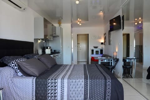 Bed, TV and multimedia, Kitchen or kitchenette, Photo of the whole room, Bedroom