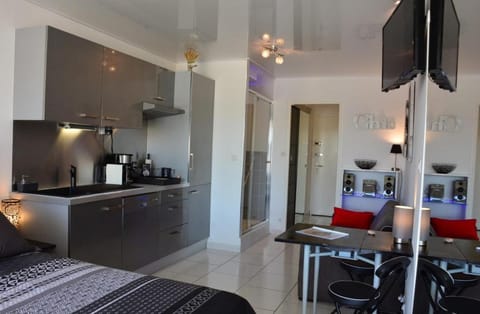 Kitchen or kitchenette, Dining area, stove