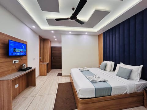 Communal lounge/ TV room, Bed, TV and multimedia, Living room, Photo of the whole room, Seating area, Evening entertainment, Bedroom, fireplace, wardrobe