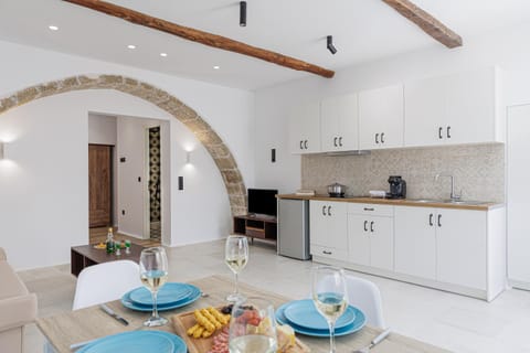 Kitchen or kitchenette, Living room, Seating area, Dining area, stove