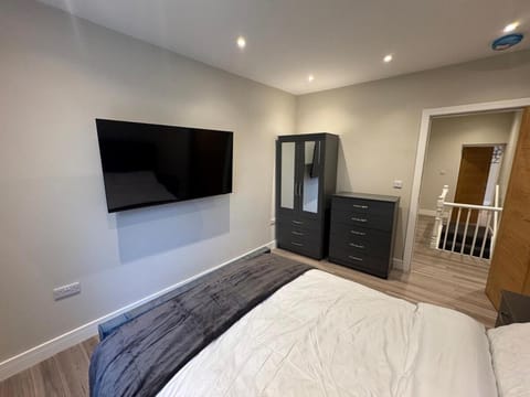 Bed, TV and multimedia, Photo of the whole room, Bedroom, wardrobe