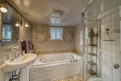 Walk to Town ~ Fire Pit ~ Quiet Neighborhood House in Salida