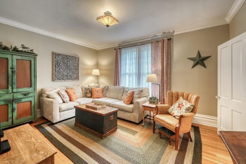 Walk to Town ~ Fire Pit ~ Quiet Neighborhood House in Salida