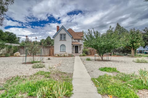 Walk to Town ~ Fire Pit ~ Quiet Neighborhood House in Salida