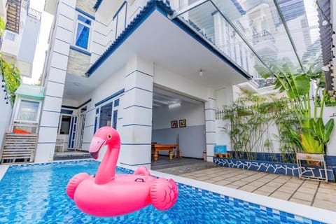 Property building, Patio, Day, Beach, Beach, Pool view, Swimming pool, sunbed
