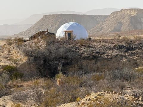 Big Bend Off-Grid Dome - AC, Bath, WiFi House in Big Bend National Park