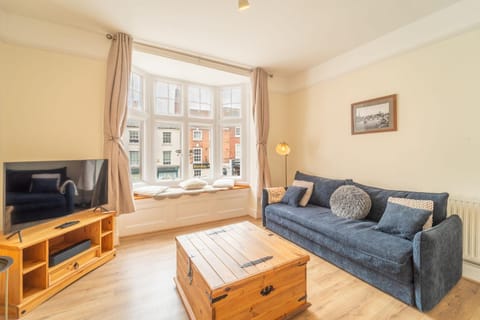 TV and multimedia, Living room, Seating area, Evening entertainment