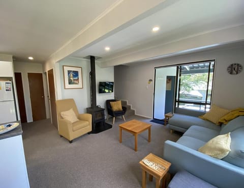Communal lounge/ TV room, Living room, Seating area, Evening entertainment