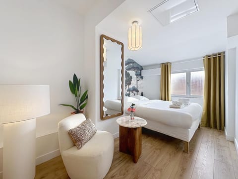 Photo of the whole room, Bedroom