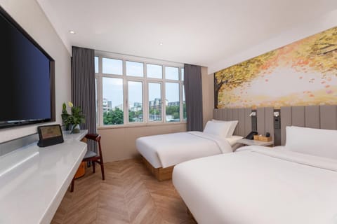 Bed, TV and multimedia, Photo of the whole room, Bedroom