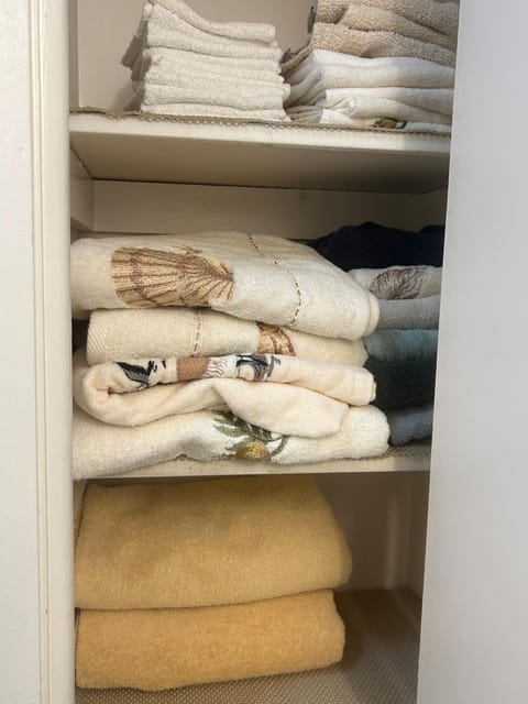 3 bedrooms, 2 bath, 4 beds Townhouse Apartment in Kentwood