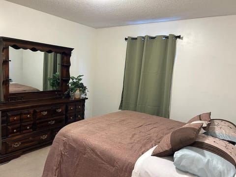 3 bedrooms, 2 bath, 4 beds Townhouse Apartment in Kentwood