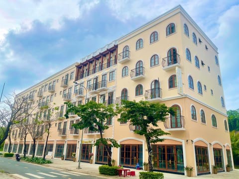 Property building, Day, Neighbourhood, City view, Location