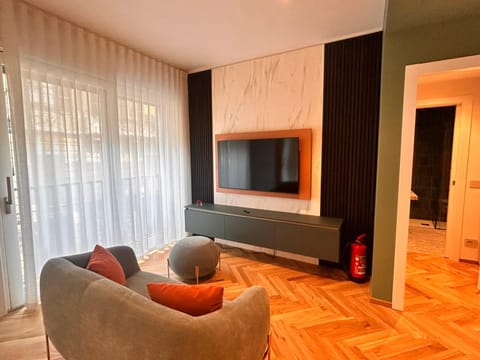 TV and multimedia, Living room, Seating area, Evening entertainment