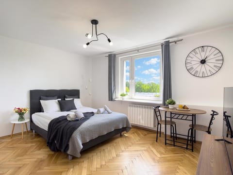 Bed, TV and multimedia, Bedroom, towels