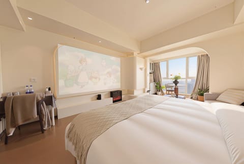 Bed, TV and multimedia, Photo of the whole room, Bedroom