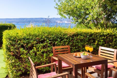 Day, Garden, Food and drinks, Dining area, Food, Sea view