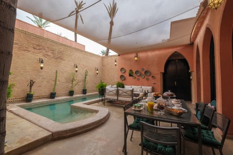 Patio, Day, Hot Tub, Living room, Food and drinks, Seating area, Food, Pool view, Swimming pool, sunbed