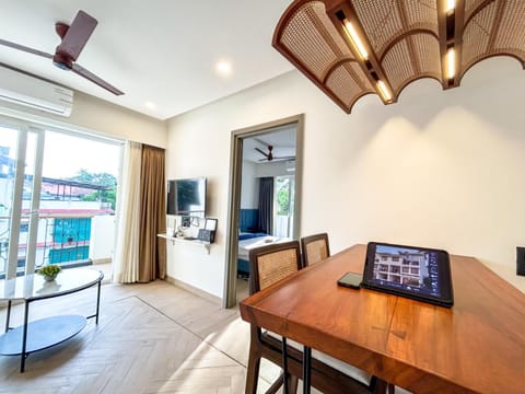 Communal lounge/ TV room, TV and multimedia, Living room, Seating area, Dining area