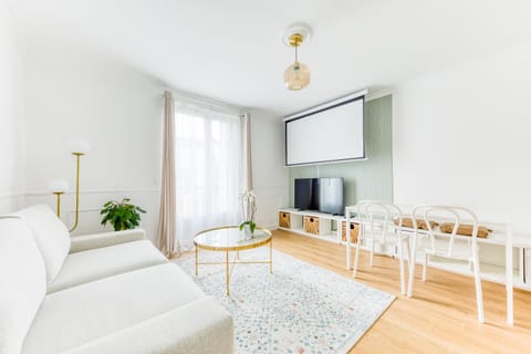TV and multimedia, Living room, Dining area