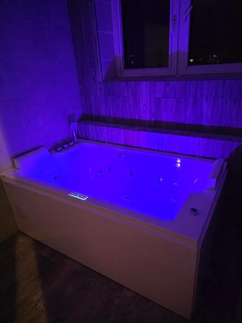 Hot Tub, Hot Tub