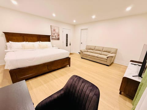 Bed, TV and multimedia, Bedroom