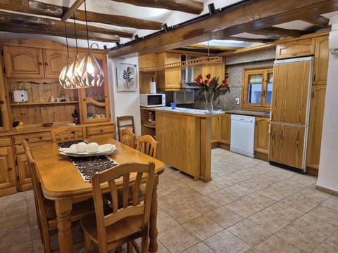 Kitchen or kitchenette, Dining area, dishwasher, minibar, oven, stove