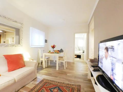 Communal lounge/ TV room, TV and multimedia, Living room, Seating area, Dining area