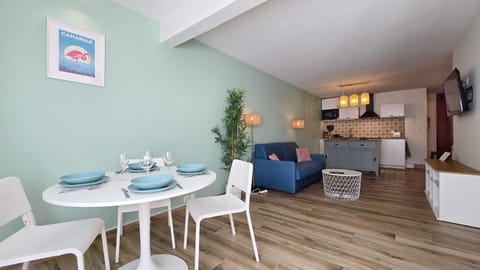 Communal lounge/ TV room, Kitchen or kitchenette, Seating area, Dining area