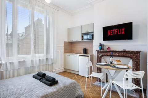 Bed, TV and multimedia, Kitchen or kitchenette, Photo of the whole room, Dining area, Bedroom