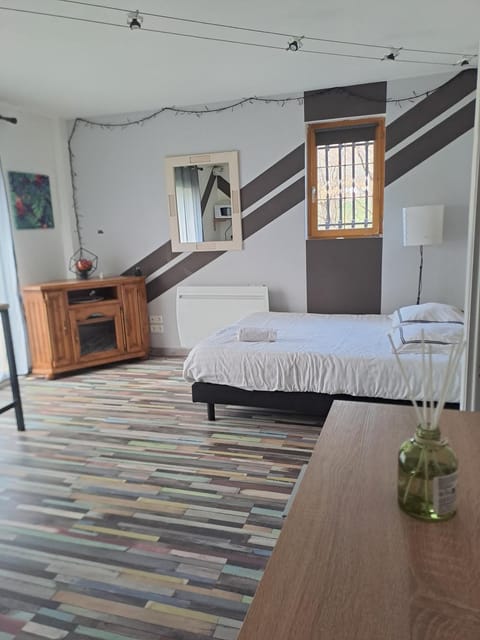 Bed, Photo of the whole room
