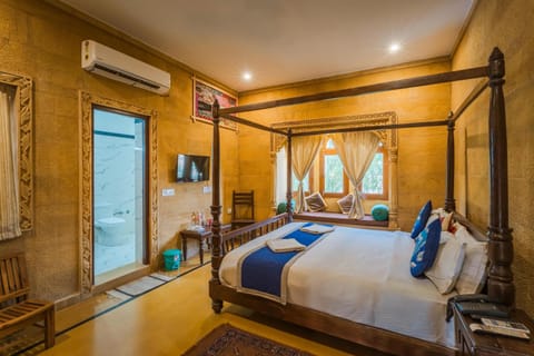 Property building, Bed, Bathroom, TV and multimedia, Photo of the whole room, Bedroom, towels, air conditioner