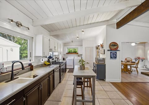 Kitchen or kitchenette, Dining area, minibar, oven, pet friendly, stove