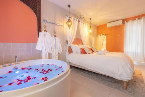 Bed, Hot Tub, Photo of the whole room, Bedroom, heating, internet, towels, air conditioner