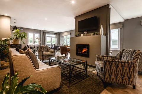 Communal lounge/ TV room, Living room, Seating area, fireplace