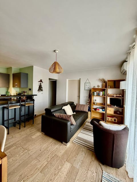 Kitchen or kitchenette, Living room, Seating area, internet, minibar