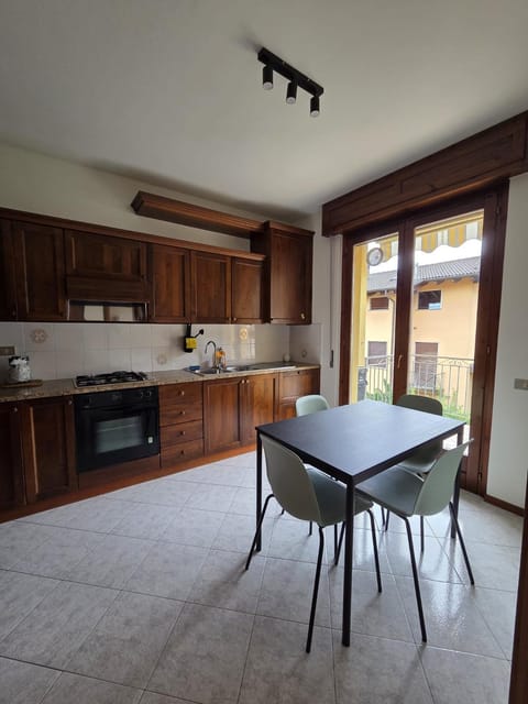 Kitchen or kitchenette, Dining area, stove