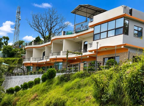 Property building, Spring, Day, Natural landscape, Garden, View (from property/room), Balcony/Terrace, Garden view