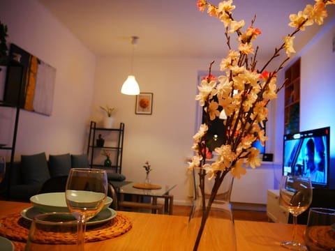TV and multimedia, Living room, Food and drinks, Seating area, Evening entertainment