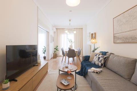 Communal lounge/ TV room, TV and multimedia, Living room, Seating area, Dining area