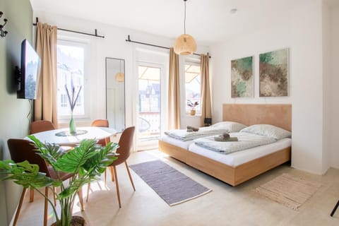 Bed, Photo of the whole room, Seating area, Dining area, Bedroom