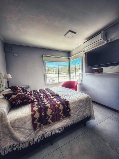 Communal lounge/ TV room, Bed, TV and multimedia, Photo of the whole room, Bedroom, air conditioner