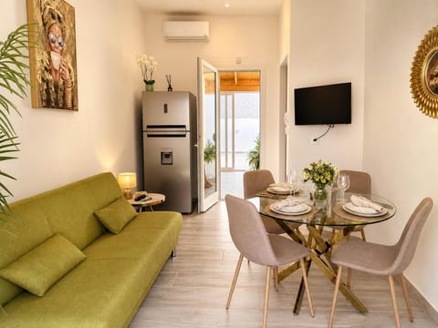 TV and multimedia, Living room, Dining area