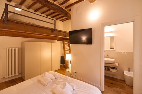 Toilet, Bed, Bathroom, TV and multimedia, Bedroom